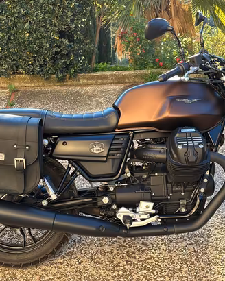 Moto Guzzi V7 night pack