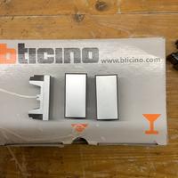 Copriforo bticino axolute grigia