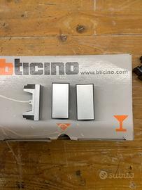 Copriforo bticino axolute grigia