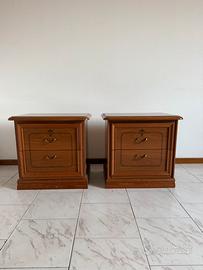 2 comodini in legno stile classico/vintage