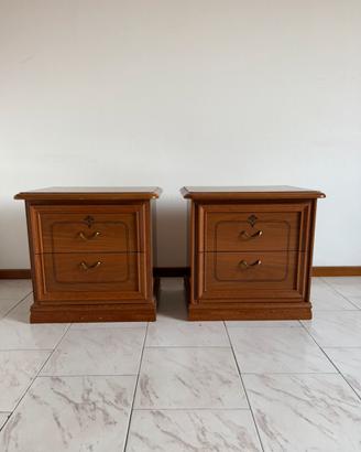 2 comodini in legno stile classico/vintage