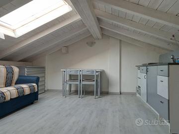 Mansarda con cucina e bagno condiviso