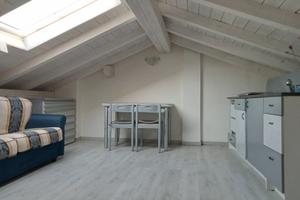 Mansarda con cucina e bagno condiviso