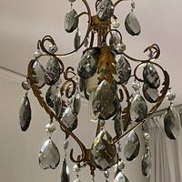 Lampadario in ottone con gocce di cristallo