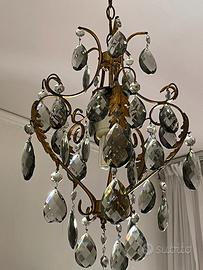 Lampadario in ottone con gocce di cristallo