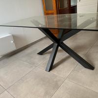 Tavolo da pranzo in vetro e acciaio
