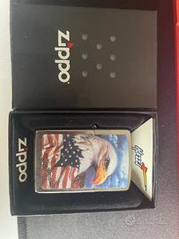 Zippo con bandiera americana e aquila