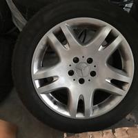 Cerchi completi di gomme