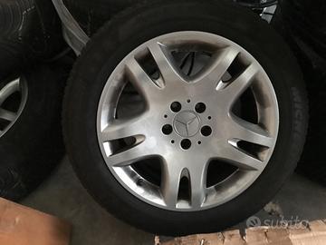 Cerchi completi di gomme