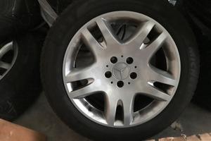 Cerchi completi di gomme