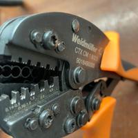 Pinza crimpatrice per contatti torniti