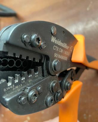 Pinza crimpatrice per contatti torniti