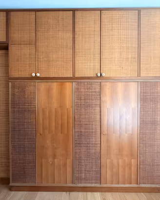 Guardaroba vintage anni ’60 in legno e rattan