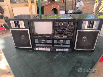 boombox vintage con TV b.n. integrata anni 80