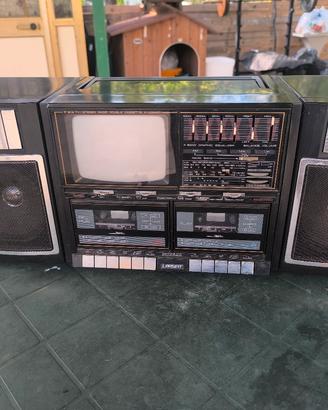 boombox vintage con TV b.n. integrata anni 80