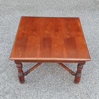 Tavolino da fumo quadrato in noce