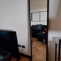 specchio con cornice in legno