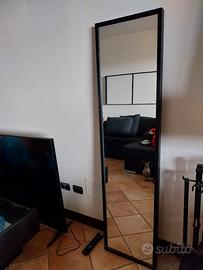 specchio con cornice in legno