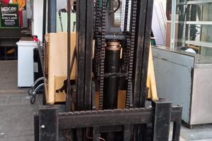 Hyster E80 BS -4000 kg con caricabatterie