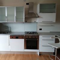 Cucina IKEA con forno e lavastoviglie e cappa