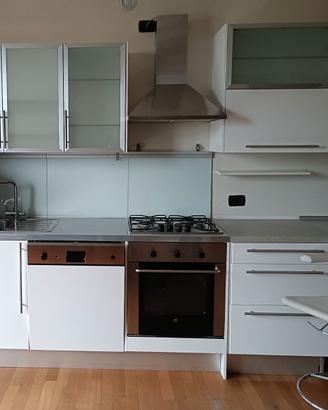 Cucina IKEA con forno e lavastoviglie e cappa