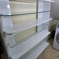 libreria bianca con mensole in legno e vetro