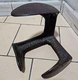 Antico incudine a tre
piedi per calzolaio