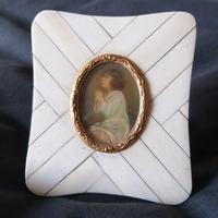 Antico dipinto a miniatura. Bambina che prega