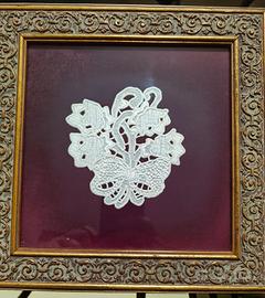 quadro decorativo vintage in pizzo e vellutoo 

