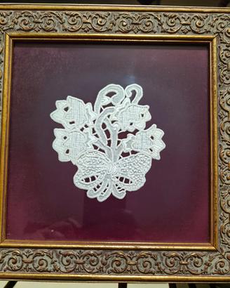 quadro decorativo vintage in pizzo e vellutoo 


