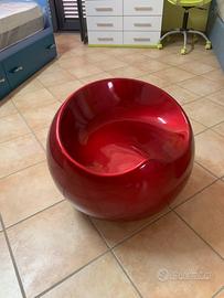 Pouf in polipropilene rosso metallizzato