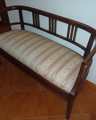 Divanetto antico in legno curvato