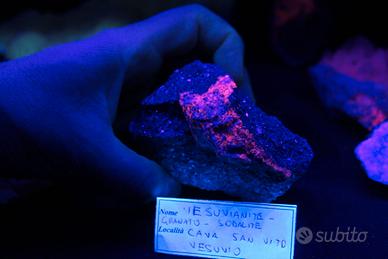 MINERALE FLUORESCENTE:VESUVIANITE-SODALITE-Vesuvio