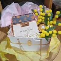 composizione con borsettina con profumo  x festa d