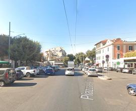 SINGOLA con BAGNO in zona OSTIA