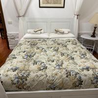 Letto a baldacchino.