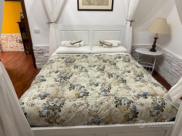 Letto a baldacchino.