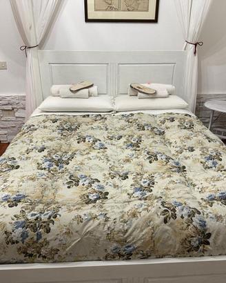 Letto a baldacchino.