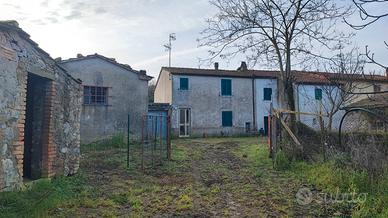 Porzione di casa con annessi e terreno