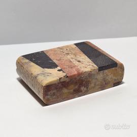 Piccola scatola intarsata con marmi e pietre