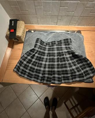 Gonna-pantalone a pieghe scozzese bianca e nera