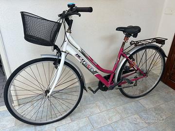 city bike da donna con un telaio bicolore