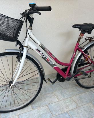 city bike da donna con un telaio bicolore
