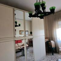 Armadio con scalfiture alla vernice e cassettiera