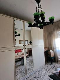 Armadio con scalfiture alla vernice e cassettiera