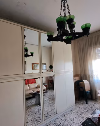 Armadio con scalfiture alla vernice e cassettiera