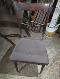 Vecchia sedia in legno vintage anni '60