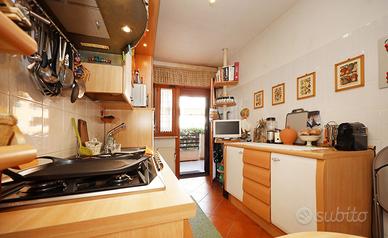 Cucina bianca e faggio