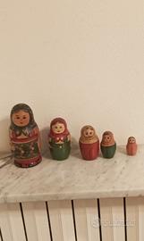 Vecchia matrioska in legno vintage.