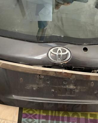 Portellone con spoiler e vetro x Toyota Yaris 2012